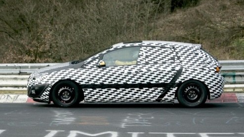 Met de vernieuwde Ford Focus en komende Golf VI in gedachten, rees de vraag wat het antwoord van Opel is met haar Astra. De spy shots van vandaag tonen een geheel nieuwe, maar nog gecamoufleerde Astra