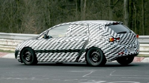 Met de vernieuwde Ford Focus en komende Golf VI in gedachten, rees de vraag wat het antwoord van Opel is met haar Astra. De spy shots van vandaag tonen een geheel nieuwe, maar nog gecamoufleerde Astra