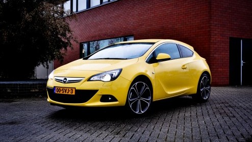 De Opel Astra GTC is in zijn nieuwste gedaante een forse auto. De good old Vectra verbleekt bijvoorbeeld naast deze GTC. Dat is ook direct zijn manco. De Astra GTC mag dan wel prettig op het netvlie