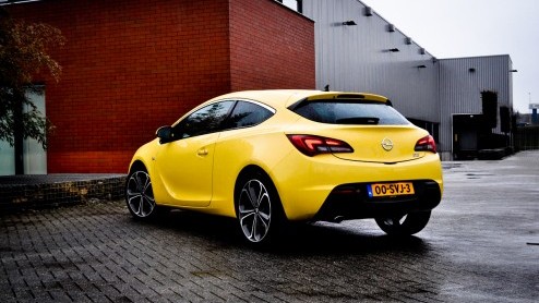 De Opel Astra GTC is in zijn nieuwste gedaante een forse auto. De good old Vectra verbleekt bijvoorbeeld naast deze GTC. Dat is ook direct zijn manco. De Astra GTC mag dan wel prettig op het netvlie