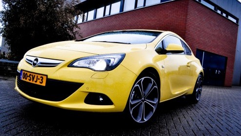 De Opel Astra GTC is in zijn nieuwste gedaante een forse auto. De good old Vectra verbleekt bijvoorbeeld naast deze GTC. Dat is ook direct zijn manco. De Astra GTC mag dan wel prettig op het netvlie
