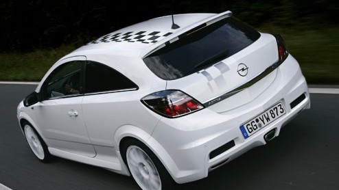 Opel grijpt de Essen Motorshow aan om de Astra OPC Nurburgring Edition te introduceren. Hij komt begin volgend jaar in een gelimiteerde oplage op de markt, waarbij het productieaantal verwijst naar 
