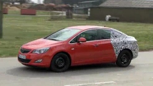 Na de vijfdeurs Astra, de GTC, de ST en al bespioneerde Coup-Cabriolet is het tijd voor de laatste variant in de Astra-familie, de sedan. Inmiddels doen gecamoufleerde exemplaren hun ronde.
