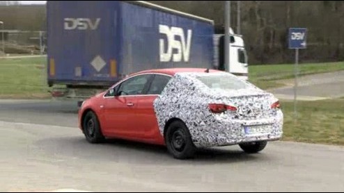 Na de vijfdeurs Astra, de GTC, de ST en al bespioneerde Coup-Cabriolet is het tijd voor de laatste variant in de Astra-familie, de sedan. Inmiddels doen gecamoufleerde exemplaren hun ronde.