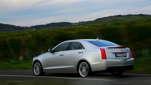 Momenteel maken we in Frankfurt kennis met de nieuwe Cadillac ATS, een sportsedan in een luxeverpakking die tegen de schenen van de Duitse concurrentie moet gaan schoppen. Hij is binnenkort leverbaar