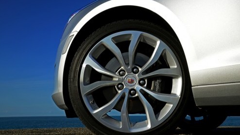 Momenteel maken we in Frankfurt kennis met de nieuwe Cadillac ATS, een sportsedan in een luxeverpakking die tegen de schenen van de Duitse concurrentie moet gaan schoppen. Hij is binnenkort leverbaar