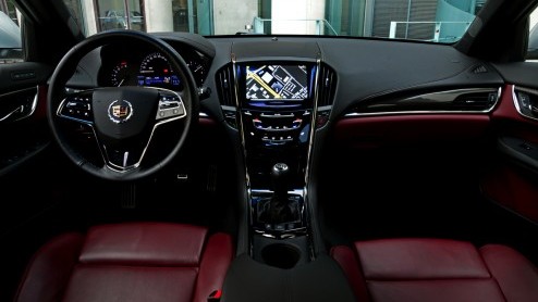 Momenteel maken we in Frankfurt kennis met de nieuwe Cadillac ATS, een sportsedan in een luxeverpakking die tegen de schenen van de Duitse concurrentie moet gaan schoppen. Hij is binnenkort leverbaar