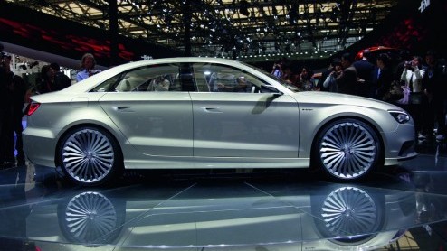 Onlangs presenteerde Audi ons de elektrisch aangedreven A3 e-tron. Een ruime week later is het alweer de beurt aan de A3 e-tron concept met hybridetechniek. Het studiemodel is gebaseerd op de volgende