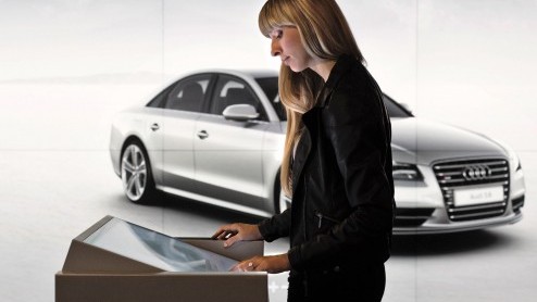 Audi heeft een digitale showroom geopend in het hartje van Londen. In de relatief kleine ruimte wordt daar het volledige modellenprogramma digitaal gepresenteerd. De komende jaren komen er nog meer cy