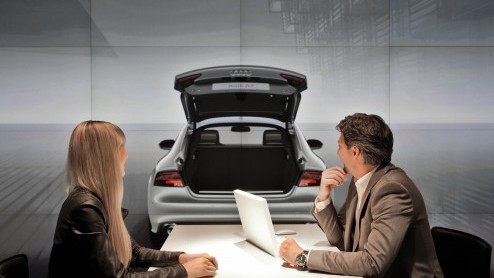 Audi heeft een digitale showroom geopend in het hartje van Londen. In de relatief kleine ruimte wordt daar het volledige modellenprogramma digitaal gepresenteerd. De komende jaren komen er nog meer cy