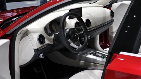 De Autosalon van Genve heeft vandaag zijn deuren voor het grote publiek geopend. AutoVandaag.nl is alvast even een kijkje gaan nemen en we hebben diverse primeurs, bijzondere studiemodellen en aankom