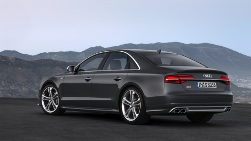 Het 2014-model van de Audi A8 is gereed. De facelift is zichtbaar in de neus en achterzijde, maar daarnaast zijn de motoren aangesterkt en doen veilige noviteiten intrede. Debuut op IAA Frankfurt 2013