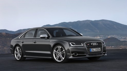 Het 2014-model van de Audi A8 is gereed. De facelift is zichtbaar in de neus en achterzijde, maar daarnaast zijn de motoren aangesterkt en doen veilige noviteiten intrede. Debuut op IAA Frankfurt 2013