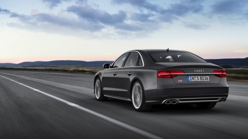Het 2014-model van de Audi A8 is gereed. De facelift is zichtbaar in de neus en achterzijde, maar daarnaast zijn de motoren aangesterkt en doen veilige noviteiten intrede. Debuut op IAA Frankfurt 2013