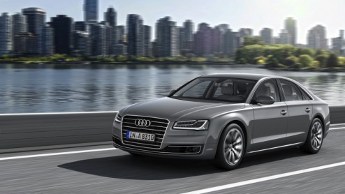Het 2014-model van de Audi A8 is gereed. De facelift is zichtbaar in de neus en achterzijde, maar daarnaast zijn de motoren aangesterkt en doen veilige noviteiten intrede. Debuut op IAA Frankfurt 2013