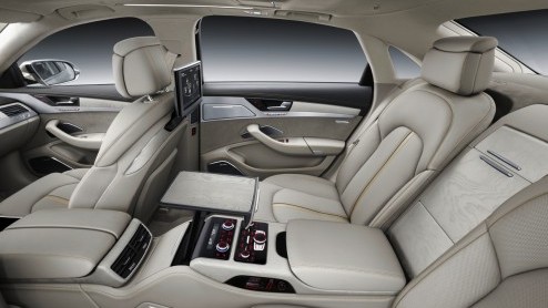 Het 2014-model van de Audi A8 is gereed. De facelift is zichtbaar in de neus en achterzijde, maar daarnaast zijn de motoren aangesterkt en doen veilige noviteiten intrede. Debuut op IAA Frankfurt 2013