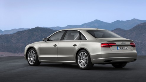 Het 2014-model van de Audi A8 is gereed. De facelift is zichtbaar in de neus en achterzijde, maar daarnaast zijn de motoren aangesterkt en doen veilige noviteiten intrede. Debuut op IAA Frankfurt 2013