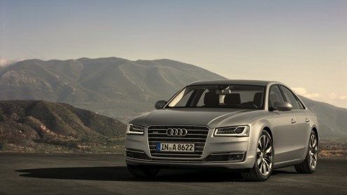 Het 2014-model van de Audi A8 is gereed. De facelift is zichtbaar in de neus en achterzijde, maar daarnaast zijn de motoren aangesterkt en doen veilige noviteiten intrede. Debuut op IAA Frankfurt 2013