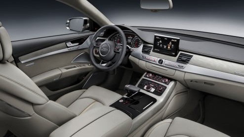 Het 2014-model van de Audi A8 is gereed. De facelift is zichtbaar in de neus en achterzijde, maar daarnaast zijn de motoren aangesterkt en doen veilige noviteiten intrede. Debuut op IAA Frankfurt 2013