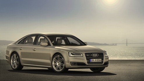 Het 2014-model van de Audi A8 is gereed. De facelift is zichtbaar in de neus en achterzijde, maar daarnaast zijn de motoren aangesterkt en doen veilige noviteiten intrede. Debuut op IAA Frankfurt 2013