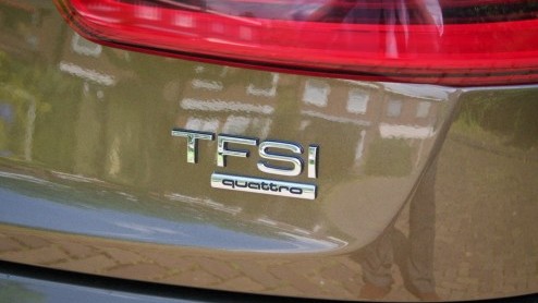 Zoals we onlangs betoogden, gaat het met de verkoop van de grote SUVs  met uitzondering van de Porsche Cayenne  in ons land duidelijk bergafwaarts, maar stijgen de kleinere exemplaren onder zulke 