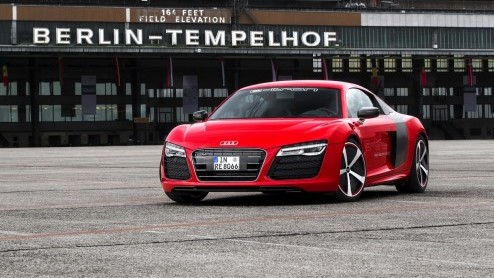 Korte rijtest van de Audi R8 e-tron op het circuit van luchthaven Berlijn Tempelhof. Autotest elektrisch aangedreven Audi R8.