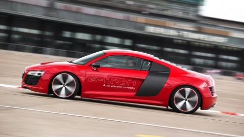 Korte rijtest van de Audi R8 e-tron op het circuit van luchthaven Berlijn Tempelhof. Autotest elektrisch aangedreven Audi R8.