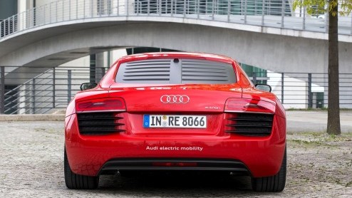 Korte rijtest van de Audi R8 e-tron op het circuit van luchthaven Berlijn Tempelhof. Autotest elektrisch aangedreven Audi R8.