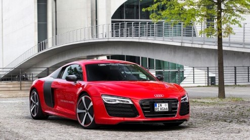 Korte rijtest van de Audi R8 e-tron op het circuit van luchthaven Berlijn Tempelhof. Autotest elektrisch aangedreven Audi R8.