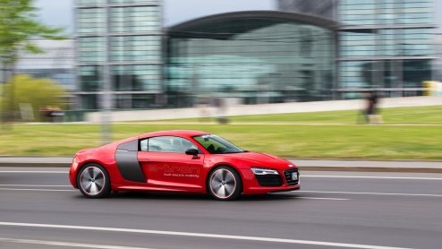Korte rijtest van de Audi R8 e-tron op het circuit van luchthaven Berlijn Tempelhof. Autotest elektrisch aangedreven Audi R8.