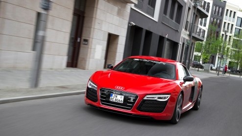 Korte rijtest van de Audi R8 e-tron op het circuit van luchthaven Berlijn Tempelhof. Autotest elektrisch aangedreven Audi R8.