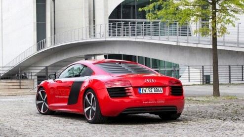 Korte rijtest van de Audi R8 e-tron op het circuit van luchthaven Berlijn Tempelhof. Autotest elektrisch aangedreven Audi R8.