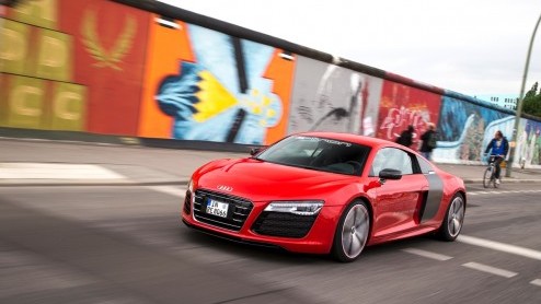 Korte rijtest van de Audi R8 e-tron op het circuit van luchthaven Berlijn Tempelhof. Autotest elektrisch aangedreven Audi R8.