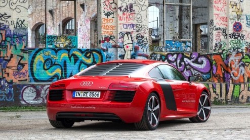 Korte rijtest van de Audi R8 e-tron op het circuit van luchthaven Berlijn Tempelhof. Autotest elektrisch aangedreven Audi R8.