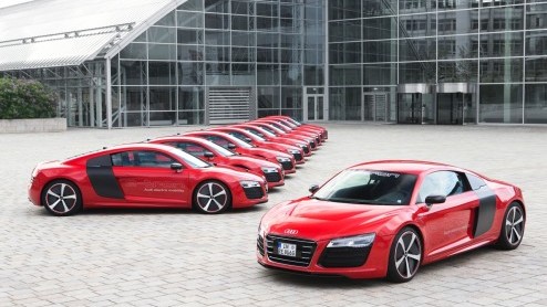 Korte rijtest van de Audi R8 e-tron op het circuit van luchthaven Berlijn Tempelhof. Autotest elektrisch aangedreven Audi R8.