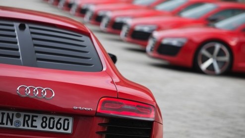 Korte rijtest van de Audi R8 e-tron op het circuit van luchthaven Berlijn Tempelhof. Autotest elektrisch aangedreven Audi R8.