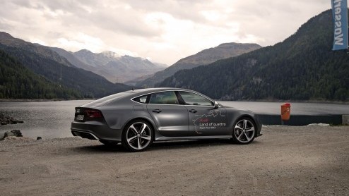 Audi kreeg 30 jaar geleden een dochter: quattro GmbH. Hier worden alle huidige RS-modellen ontwikkeld en gebouwd. Tijd voor een feestje met verschillende RS-modellen waaronder de nieuwe RS Q3.