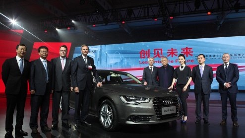 Audi viert successen China. In 1988 betrad Audi de Chinese markt met de Audi 100. Inmiddels is de tweemiljoenste Audi in China verkocht.