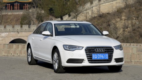 Audi viert successen China. In 1988 betrad Audi de Chinese markt met de Audi 100. Inmiddels is de tweemiljoenste Audi in China verkocht.