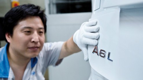 Audi viert successen China. In 1988 betrad Audi de Chinese markt met de Audi 100. Inmiddels is de tweemiljoenste Audi in China verkocht.