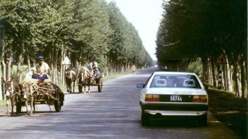 Audi viert successen China. In 1988 betrad Audi de Chinese markt met de Audi 100. Inmiddels is de tweemiljoenste Audi in China verkocht.