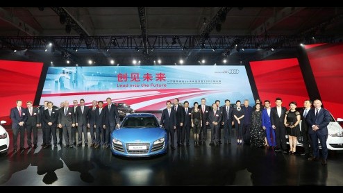 Audi viert successen China. In 1988 betrad Audi de Chinese markt met de Audi 100. Inmiddels is de tweemiljoenste Audi in China verkocht.