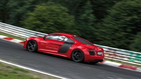 Audi heeft de elektrische R8 e-tron over de Nordschleife gejaagd. Met een rondetijd van 8 minuten en 9 seconden is de Audi de snelste elektrische productieauto op het befaamde circuit.
