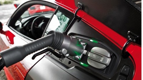 Audi heeft de elektrische R8 e-tron over de Nordschleife gejaagd. Met een rondetijd van 8 minuten en 9 seconden is de Audi de snelste elektrische productieauto op het befaamde circuit.