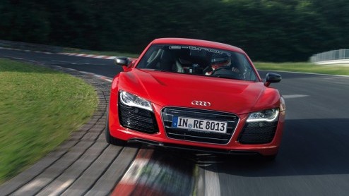 Audi heeft de elektrische R8 e-tron over de Nordschleife gejaagd. Met een rondetijd van 8 minuten en 9 seconden is de Audi de snelste elektrische productieauto op het befaamde circuit.