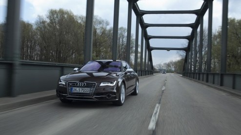 De nieuwe Audi S6 is krachtiger, sneller en sportiever dan zijn voorganger. Toch ben je dan niet automatisch beter af. Audi heeft de racy V10 van zijn voorganger verruild voor een dikke V8 met turbos
