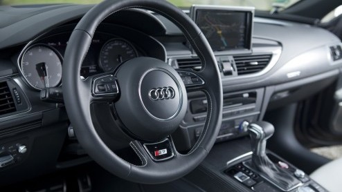 De nieuwe Audi S6 is krachtiger, sneller en sportiever dan zijn voorganger. Toch ben je dan niet automatisch beter af. Audi heeft de racy V10 van zijn voorganger verruild voor een dikke V8 met turbos