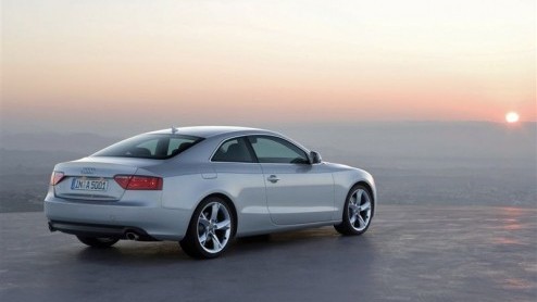 Audi levert de A5 nu ook met 1.8 TFSI benzinemotor. Deze nieuwe turbomotor was in deze coup al leverbaar bij onze Oosterburen, maar vond het ook tijd om Nederland aan te doen. Daarmee is de vanafprij