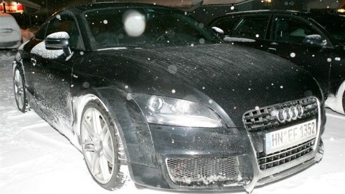 Werden we onlangs in Detroit al verblijd met de Audi TTS, wordt er ondertussen een nog krachtigere versie gespot, de Audi TT RS. Het kan niet op bij de Duitsers, want het model moet in de lente van 20