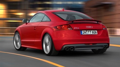Voor wie de Audi TT niet sportief en snel genoeg vindt, kan zijn zinnen gaan zetten op de Audi TTS. Dit topmodel is voorzien van nog meer uiterlijk vertoon en beschikt over een tot het uiterste opgepe